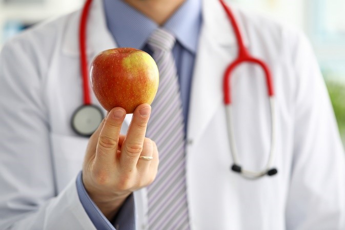 El médico y la enseñanza de una vida saludable